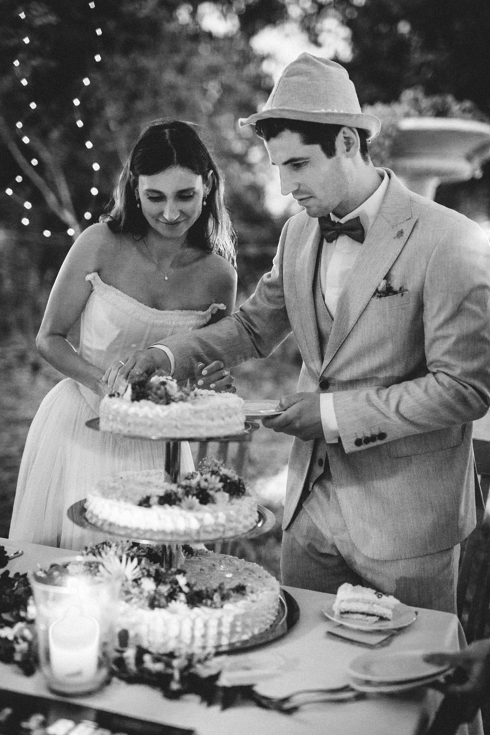 Bride and groom cutting the wedding cake at Padure Manor