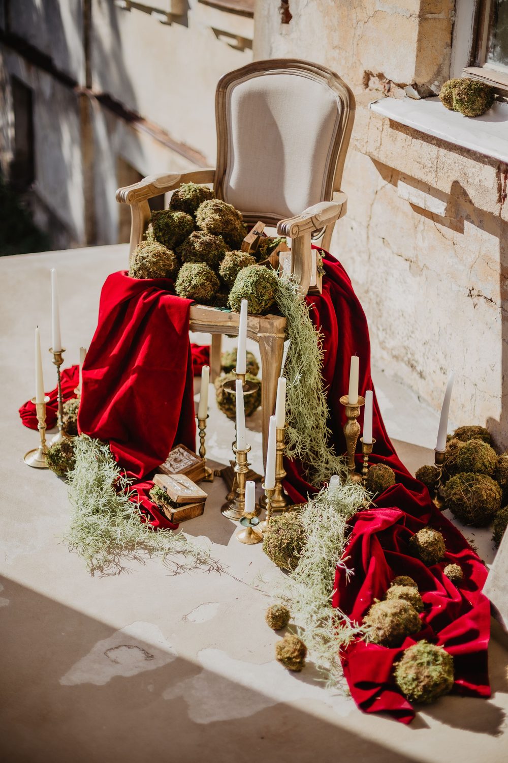Wedding decor with red velvet, moss and candlelight at Padure Manor